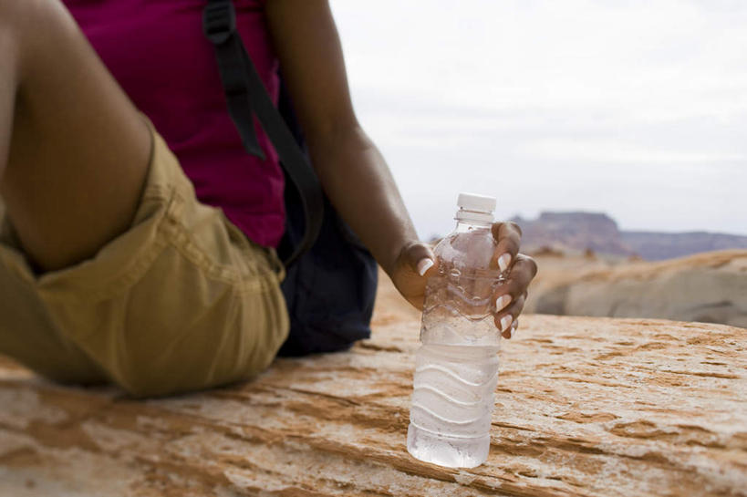 西方人,一个人,坐,横图,室外,白天,正面,石头,山,山脉,水,欧洲,非洲,黑人,欧洲人,仅一个年轻女性,仅一个女性,仅一个人,握,阴影,服装,光线,包,石子,液体,影子,山峰,山峦,拿,旅行包,拿着,休闲装,饮用水,一个,衣服,蓝色,蓝天,天空,阳光,背包,瓶子,塑料制品,矿泉水,群山,天,休闲,休闲服,塑料瓶,握着,服饰,晴朗,单个,蒸馏水,沉积岩,万里无云,旅游包,水成岩,年轻女性,女人,女性,非洲人,石块,岩石,晴空,晴空万里,坐着,半身,彩图,双肩包