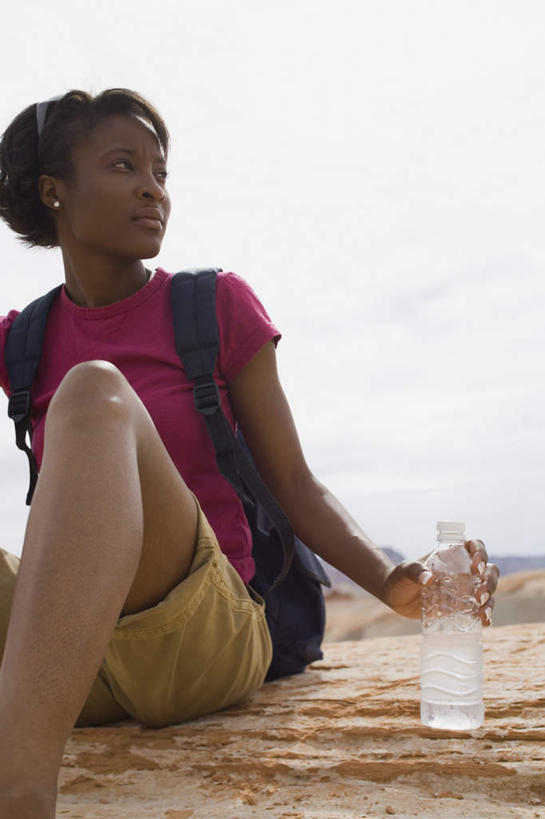 西方人,一个人,坐,笑,微笑,竖图,室外,白天,正面,石头,山,山脉,水,欧洲,非洲,黑人,欧洲人,仅一个年轻女性,仅一个女性,仅一个人,握,阴影,服装,光线,包,石子,液体,影子,山峰,山峦,拿,旅行包,拿着,扭头,注视,休闲装,饮用水,一个,衣服,蓝色,蓝天,天空,阳光,背包,瓶子,塑料制品,矿泉水,群山,天,观察,看,转头,休闲,休闲服,塑料瓶,握着,服饰,晴朗,单个,观看,察看,关注,蒸馏水,沉积岩,万里无云,旅游包,水成岩,年轻女性,女人,女性,非洲人,石块,岩石,晴空,晴空万里,坐着,半身,彩图,双肩包