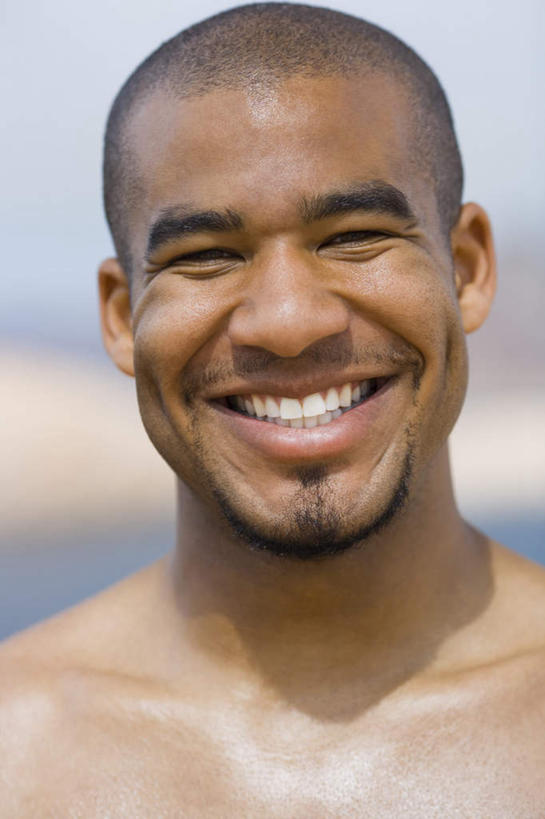 西方人,脸,头,脸颊,脖子,胡须,秃头,一个人,站,笑,微笑,露齿笑,竖图,室外,特写,白天,正面,海浪,海洋,沙滩,欧洲,非洲,黑人,欧洲人,仅一个男性,仅一个人,阴影,朦胧,模糊,光线,沙子,影子,海岸,浪花,云,云朵,沙地,云彩,注视,裸露,肩膀,仅一个年轻男性,蓝色,白云,蓝天,天空,阳光,海水,天,观察,看,站着,晴朗,观看,察看,关注,裸,海景,男人,男性,年轻男性,非洲人,山羊胡,头部,光头,胡子,无发,脖,颈,颈部,脸部,脸蛋,面部,大海,风浪,海,海水的波动,海滩,近岸浪,涌浪,晴空,站立,半身,彩图