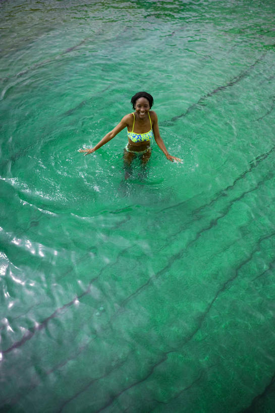 西方人,一个人,站,伸展双臂,笑,微笑,露齿笑,竖图,俯视,室外,白天,泳装,比基尼,河流,水,欧洲,非洲,黑人,欧洲人,仅一个年轻女性,仅一个女性,仅一个人,河水,水流,注视,观察,看,站着,观看,察看,关注,年轻女性,女人,女性,非洲人,敞开双臂,伸开双臂,展开双肩,站立,张开手臂,张开双臂,彩图,高角度拍摄,全身,三点式,泳衣