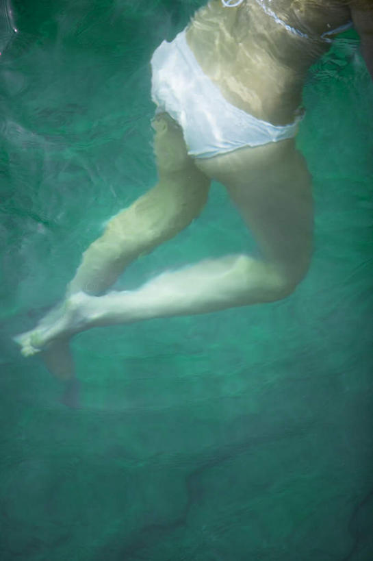 游泳,西方人,一个人,竖图,俯视,室外,白天,泳装,比基尼,河流,水,欧洲,欧洲人,仅一个年轻女性,仅一个女性,仅一个人,河水,水流,泅水,拍浮,年轻女性,女人,女性,白种人,半身,彩图,高角度拍摄,三点式,泳衣