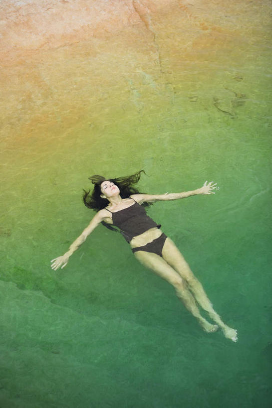 西方人,一个人,躺,闭眼,伸展双臂,竖图,俯视,室外,白天,泳装,比基尼,河流,石头,水,欧洲,欧洲人,仅一个年轻女性,仅一个女性,仅一个人,石子,河水,水流,沉积岩,水成岩,卧着,年轻女性,女人,女性,白种人,石块,岩石,闭眼睛,闭着眼,闭着眼睛,敞开双臂,伸开双臂,躺着,卧,展开双肩,张开手臂,张开双臂,彩图,高角度拍摄,全身,三点式,泳衣