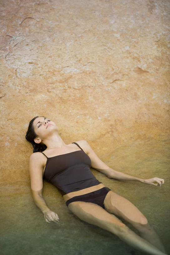 西方人,一个人,躺,闭眼,睡,竖图,俯视,室外,白天,泳装,比基尼,河流,石头,水,欧洲,欧洲人,仅一个年轻女性,仅一个女性,仅一个人,石子,河水,水流,沉积岩,水成岩,卧着,年轻女性,女人,女性,白种人,石块,岩石,闭眼睛,闭着眼,闭着眼睛,困,困觉,寝息,睡觉,躺着,卧,半身,彩图,高角度拍摄,三点式,泳衣