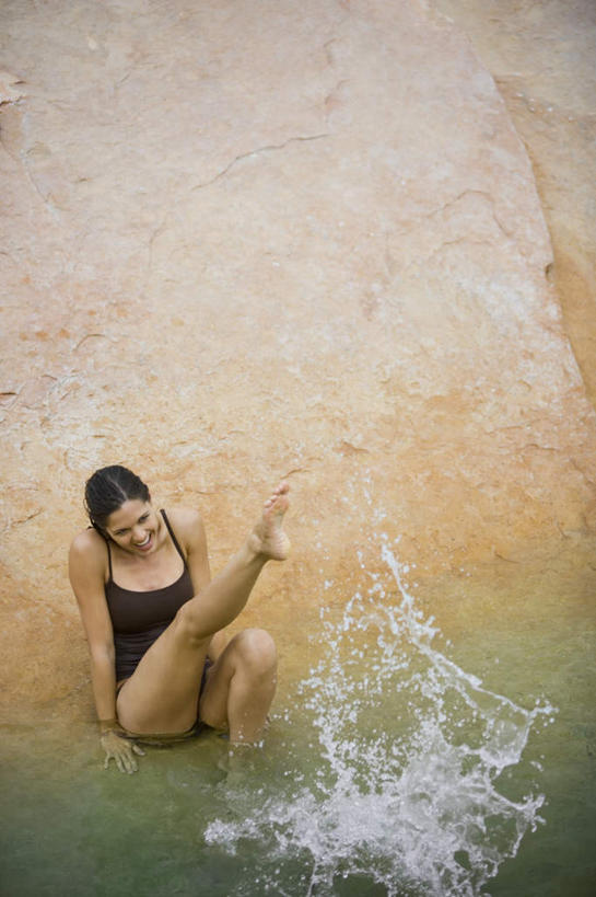 西方人,一个人,坐,竖图,俯视,室外,白天,泳装,比基尼,河流,石头,水,欧洲,欧洲人,仅一个年轻女性,仅一个女性,仅一个人,踢,飞溅,溅,石子,液体,河水,水滴,水流,注视,水珠,观察,看,观看,察看,关注,喷洒,沉积岩,水成岩,年轻女性,女人,女性,白种人,石块,岩石,坐着,彩图,高角度拍摄,全身,三点式,泳衣