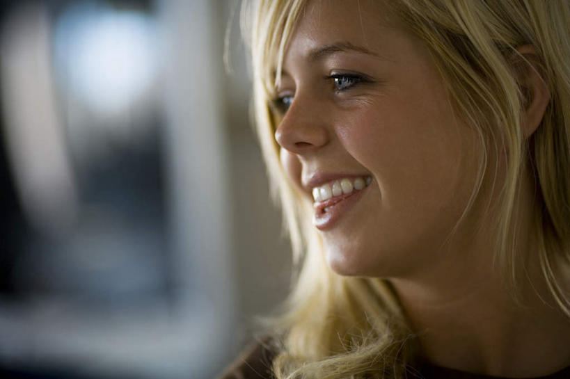 西方人,脸,头,脸颊,头发,一个人,笑,微笑,露齿笑,横图,室内,特写,白天,正面,欧洲,欧洲人,仅一个年轻女性,仅一个女性,仅一个人,朦胧,模糊,扭头,注视,黄色,观察,看,转头,观看,察看,关注,年轻女性,女人,女性,白种人,头部,长发,直发,脸部,脸蛋,面部,半身,彩图