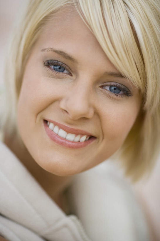 西方人,脸,头,脸颊,头发,一个人,笑,微笑,露齿笑,竖图,室内,特写,白天,正面,欧洲,欧洲人,仅一个年轻女性,仅一个女性,仅一个人,服装,朦胧,模糊,注视,休闲装,衣服,黄色,观察,看,休闲,休闲服,连帽衫,服饰,观看,察看,关注,帽衫,年轻女性,女人,女性,白种人,头部,直发,脸部,脸蛋,面部,半身,彩图,短发