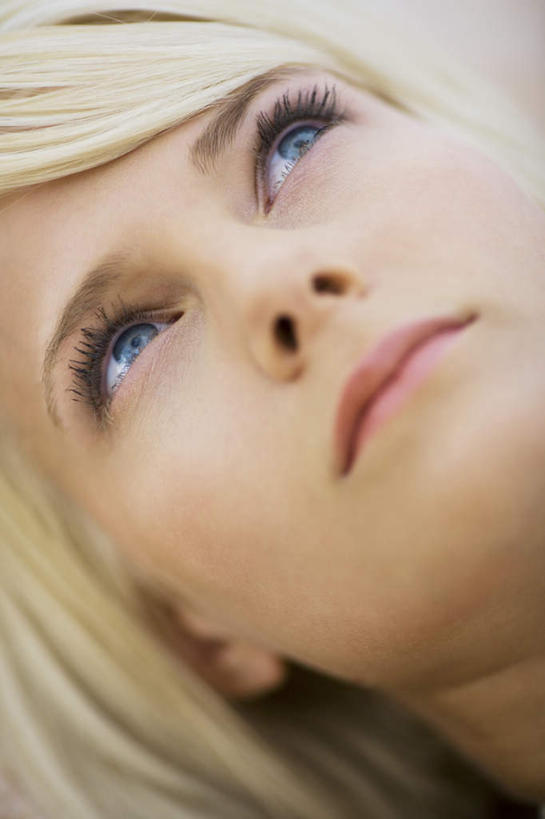 西方人,脸,头,脸颊,头发,一个人,躺,笑,微笑,竖图,俯视,室内,特写,白天,欧洲,欧洲人,仅一个年轻女性,仅一个女性,仅一个人,朦胧,模糊,注视,观察,看,观看,察看,关注,卧着,年轻女性,女人,女性,白种人,头部,长发,卷发,直发,脸部,脸蛋,面部,躺着,卧,半身,彩图,高角度拍摄