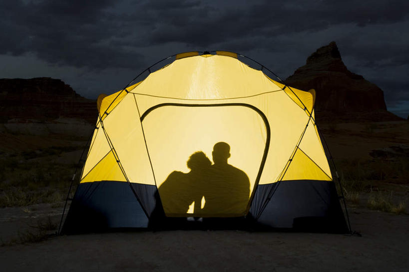 西方人,两个人,坐,横图,室外,夜晚,正面,爱情,石头,山,山脉,欧洲,欧洲人,石子,帐篷,山顶,山峰,山峦,背光,浪漫,依偎,群山,靠,靠着,倚靠,温暖,温馨,恩爱,恋人,和睦,倚着,露营,野营,逆光,沉积岩,宿营,依附,依赖,投靠,颠峰,极峰,水成岩,男人,男性,年轻男性,年轻女性,女人,女性,白种人,情侣,石块,岩石,坐着,彩图,全身,伴侣,融洽