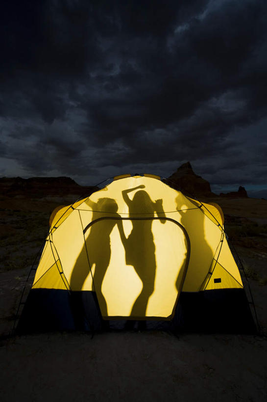 西方人,三个人,伙伴,朋友,站,竖图,室外,夜晚,正面,跳舞,友谊,石头,山,山脉,欧洲,欧洲人,石子,帐篷,山顶,山峰,山峦,背光,群山,站着,露营,野营,舞姿,逆光,沉积岩,宿营,颠峰,极峰,水成岩,友情,年轻女性,女人,女性,白种人,石块,岩石,站立,彩图,全身,舞蹈