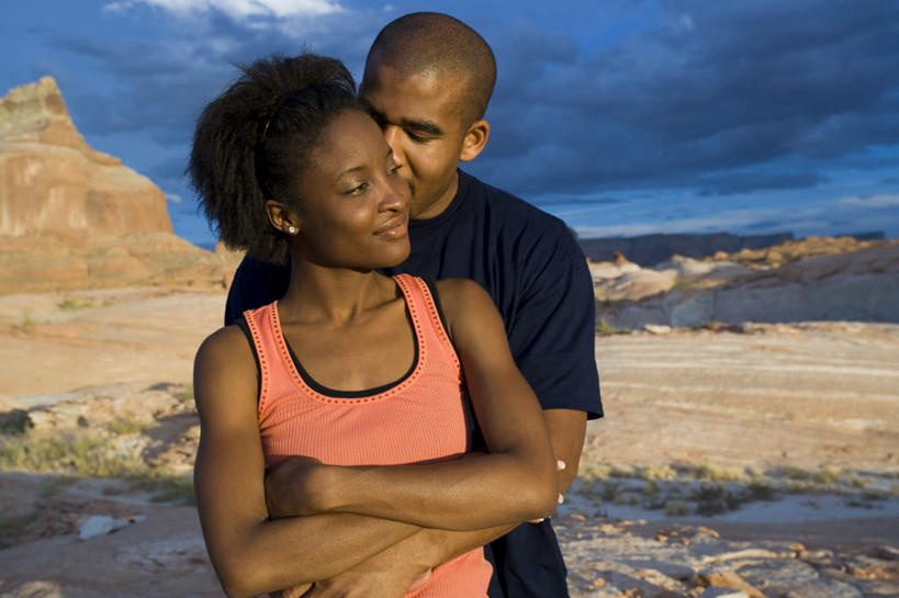 西方人,两个人,站,抱,笑,吻,微笑,横图,室外,白天,正面,爱情,石头,山,山脉,欧洲,非洲,黑人,欧洲人,阴影,服装,光线,石子,影子,山顶,山峰,云,云朵,山峦,浪漫,云彩,注视,休闲装,装饰品,衣服,蓝色,白云,蓝天,天空,阳光,耳环,饰品,首饰,群山,天,观察,看,站着,休闲,温暖,温馨,休闲服,恩爱,恋人,服饰,晴朗,抱着,观看,和睦,察看,搂着,关注,沉积岩,耳饰,颠峰,极峰,水成岩,男人,男性,年轻男性,年轻女性,女人,女性,非洲人,情侣,石块,岩石,晴空,怀抱,搂,搂抱,亲,亲吻,相抱,拥抱,站立,半身,彩图,伴侣,融洽