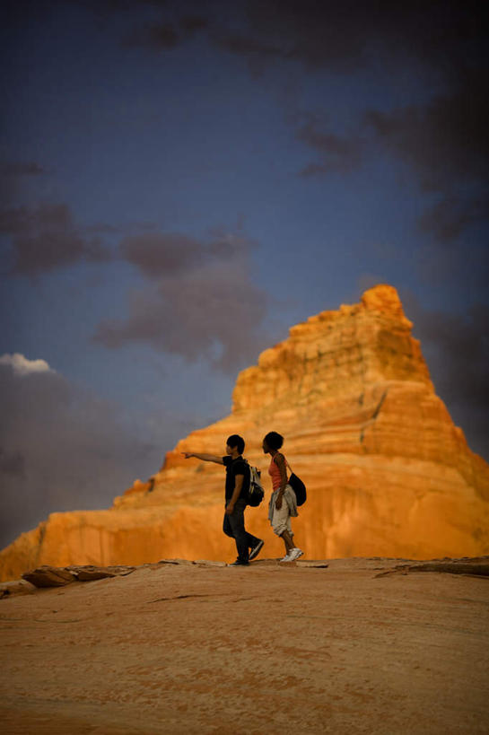 东方人,西方人,两个人,走,竖图,室外,白天,仰视,爱情,石头,日落,沙漠,山,山脉,欧洲,非洲,黑人,欧洲人,亚洲,阴影,服装,光线,包,石子,影子,山顶,山峰,晚霞,霞光,落日,山峦,浪漫,旅行包,注视,休闲装,黄种人,衣服,阳光,黄昏,背包,群山,观察,看,休闲,温暖,温馨,休闲服,彩霞,恩爱,恋人,服饰,观看,和睦,察看,关注,沉积岩,旅游包,颠峰,极峰,夕照,水成岩,男人,男性,年轻男性,年轻女性,女人,女性,非洲人,亚洲人,情侣,大漠,砂漠,石块,岩石,夕阳,步行,散步,走路,彩图,低角度拍摄,全身,伴侣,融洽,斜阳,双肩包