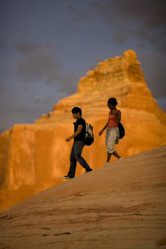 东方人,西方人,两个人,走,竖图,室外,白天,仰视,爱情,石头,日落,沙漠,山,山脉,欧洲,非洲,黑人,欧洲人,亚洲,阴影,服装,光线,包,石子,影子,山顶,山峰,晚霞,霞光,落日,山峦,浪漫,旅行包,注视,休闲装,黄种人,衣服,阳光,黄昏,背包,群山,观察,看,休闲,温暖,温馨,休闲服,彩霞,恩爱,恋人,服饰,观看,和睦,察看,关注,沉积岩,旅游包,颠峰,极峰,夕照,水成岩,男人,男性,年轻男性,年轻女性,女人,女性,非洲人,亚洲人,情侣,大漠,砂漠,石块,岩石,夕阳,步行,散步,走路,彩图,低角度拍摄,全身,伴侣,融洽,斜阳,双肩包