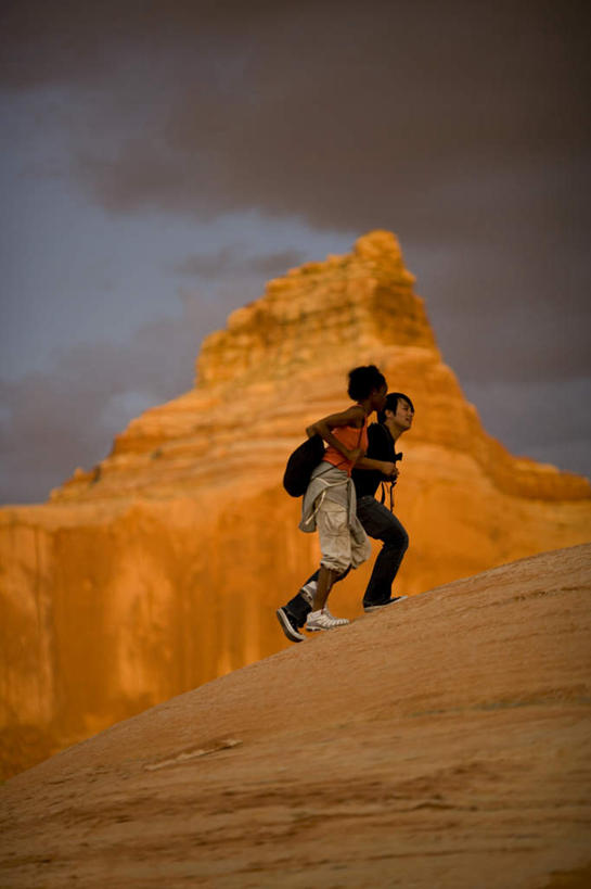 东方人,西方人,两个人,走,竖图,室外,白天,仰视,爱情,石头,日落,沙漠,山,山脉,欧洲,非洲,黑人,欧洲人,亚洲,阴影,服装,光线,包,石子,影子,山顶,山峰,晚霞,霞光,落日,山峦,浪漫,旅行包,注视,休闲装,黄种人,衣服,阳光,黄昏,背包,群山,观察,看,休闲,温暖,温馨,休闲服,彩霞,恩爱,恋人,服饰,观看,和睦,察看,关注,沉积岩,旅游包,颠峰,极峰,夕照,水成岩,男人,男性,年轻男性,年轻女性,女人,女性,非洲人,亚洲人,情侣,大漠,砂漠,石块,岩石,夕阳,步行,散步,走路,彩图,低角度拍摄,全身,伴侣,融洽,斜阳,双肩包