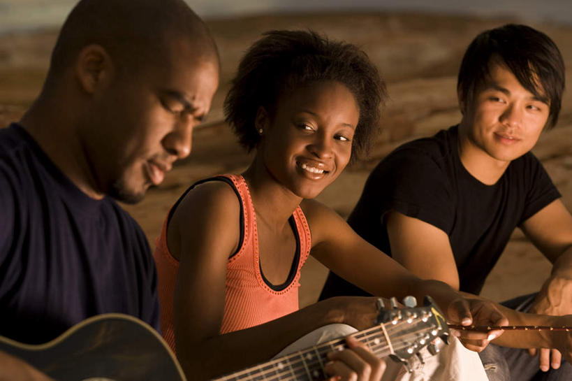 东方人,西方人,三个人,伙伴,朋友,坐,笑,微笑,露齿笑,横图,室外,夜晚,正面,友谊,石头,欧洲,非洲,黑人,欧洲人,亚洲,握,阴影,服装,朦胧,模糊,光线,石子,影子,灯光,吉他,乐器,弦乐器,弹奏,拿,拿着,注视,休闲装,黄种人,衣服,观察,看,休闲,休闲服,握着,服饰,观看,察看,关注,弹拨弦鸣乐器,沉积岩,水成岩,友情,男人,男性,年轻男性,年轻女性,女人,女性,非洲人,亚洲人,石块,岩石,坐着,半身,彩图,弹拨弦乐器