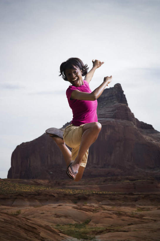 西方人,一个人,跳,笑,微笑,露齿笑,竖图,室外,白天,仰视,石头,山,山脉,欧洲,非洲,黑人,欧洲人,仅一个年轻女性,仅一个女性,仅一个人,阴影,服装,光线,石子,影子,山顶,山峰,云,云朵,山峦,半空,云彩,注视,休闲装,衣服,蓝色,白云,蓝天,天空,阳光,群山,天,观察,看,休闲,休闲服,服饰,晴朗,观看,察看,关注,沉积岩,颠峰,极峰,水成岩,年轻女性,女人,女性,非洲人,石块,岩石,晴空,跳跃,彩图,低角度拍摄,全身