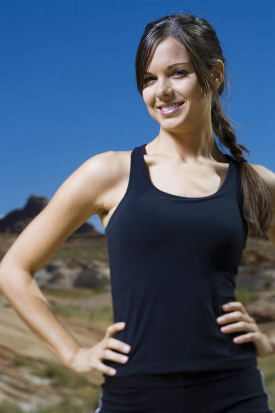 西方人,一个人,站,笑,微笑,露齿笑,竖图,室外,白天,正面,石头,山,山脉,欧洲,欧洲人,仅一个年轻女性,仅一个女性,仅一个人,阴影,服装,光线,石子,影子,山顶,山峰,山峦,注视,休闲装,手叉腰,衣服,蓝色,蓝天,天空,阳光,群山,天,叉腰,观察,看,站着,休闲,休闲服,服饰,晴朗,观看,察看,双手叉腰,关注,沉积岩,万里无云,颠峰,极峰,水成岩,年轻女性,女人,女性,白种人,石块,岩石,晴空,晴空万里,站立,半身,彩图