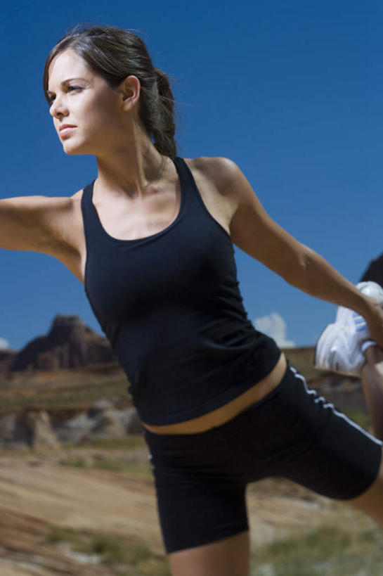 西方人,一个人,站,伸展双臂,竖图,室外,白天,正面,锻炼,运动,石头,山,山脉,欧洲,欧洲人,仅一个年轻女性,仅一个女性,仅一个人,阴影,服装,光线,石子,影子,山顶,山峰,山峦,注视,休闲装,衣服,蓝色,蓝天,天空,阳光,群山,天,观察,看,站着,休闲,休闲服,服饰,晴朗,观看,察看,关注,沉积岩,万里无云,颠峰,极峰,水成岩,体育,年轻女性,女人,女性,白种人,石块,岩石,晴空,晴空万里,敞开双臂,伸开双臂,展开双肩,站立,张开手臂,张开双臂,半身,彩图,健身