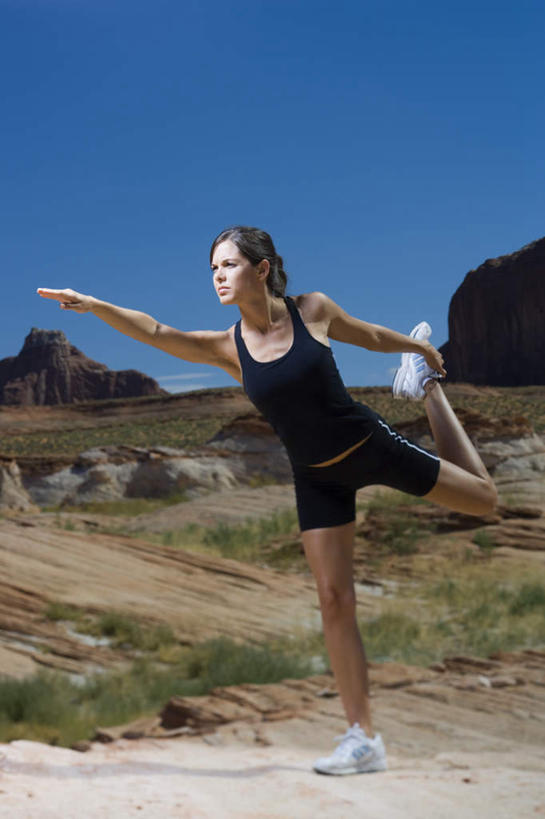 西方人,一个人,站,伸展双臂,竖图,室外,白天,正面,锻炼,运动,石头,山,山脉,欧洲,欧洲人,仅一个年轻女性,仅一个女性,仅一个人,阴影,服装,光线,石子,影子,山顶,山峰,山峦,注视,休闲装,衣服,蓝色,蓝天,天空,阳光,群山,天,观察,看,站着,休闲,休闲服,服饰,晴朗,观看,察看,关注,沉积岩,万里无云,颠峰,极峰,水成岩,体育,年轻女性,女人,女性,白种人,石块,岩石,晴空,晴空万里,敞开双臂,伸开双臂,展开双肩,站立,张开手臂,张开双臂,彩图,全身,健身