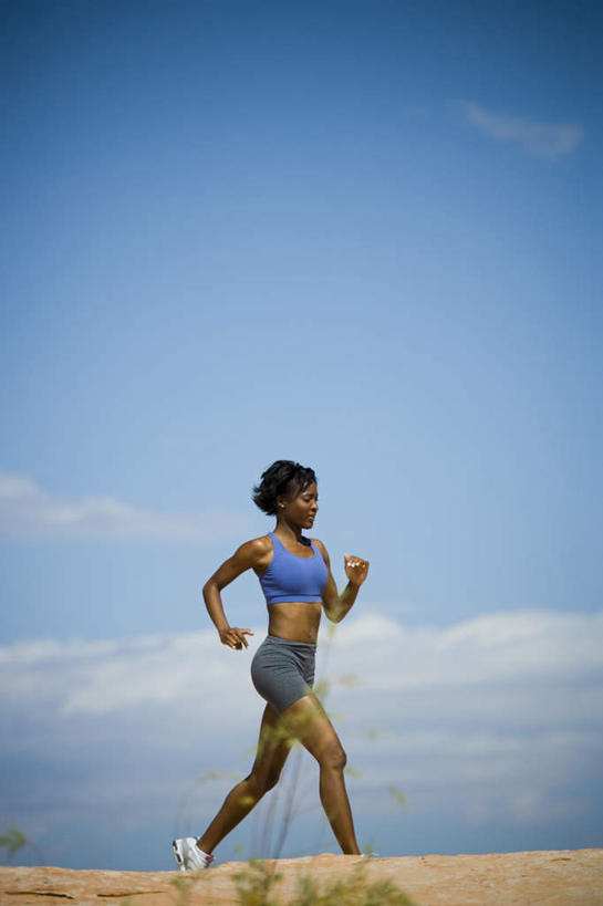 西方人,一个人,跑,竖图,室外,白天,侧面,运动服,锻炼,运动,石头,沙漠,欧洲,非洲,黑人,欧洲人,仅一个年轻女性,仅一个女性,仅一个人,阴影,服装,光线,石子,影子,云,云朵,云彩,注视,衣服,蓝色,白云,蓝天,天空,阳光,天,观察,看,服饰,晴朗,观看,察看,衣着,穿着,关注,沉积岩,衣饰,水成岩,体育,年轻女性,女人,女性,非洲人,大漠,砂漠,石块,岩石,晴空,跑步,彩图,全身,健身,运动装
