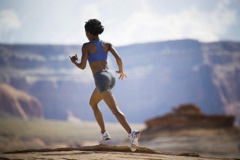 西方人,一个人,跑,横图,室外,白天,运动服,锻炼,运动,石头,沙漠,欧洲,非洲,黑人,欧洲人,仅一个年轻女性,仅一个女性,仅一个人,阴影,服装,光线,石子,影子,云,云朵,云彩,背面,衣服,蓝色,白云,蓝天,天空,阳光,天,服饰,晴朗,衣着,穿着,沉积岩,衣饰,水成岩,体育,年轻女性,女人,女性,非洲人,大漠,砂漠,石块,岩石,晴空,跑步,彩图,全身,健身,运动装