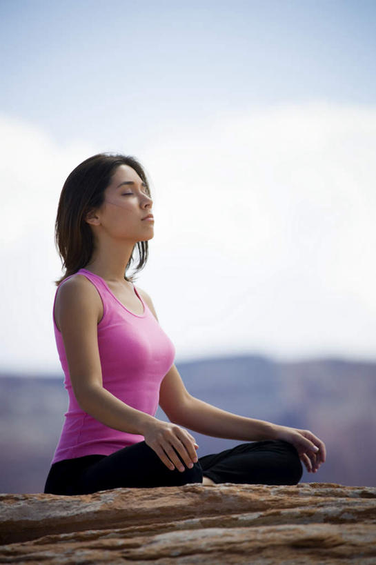 东方人,一个人,坐,闭眼,盘腿,竖图,室外,白天,侧面,锻炼,瑜伽,运动,石头,亚洲,仅一个年轻女性,仅一个女性,仅一个人,阴影,服装,光线,石子,影子,云,云朵,云彩,休闲装,黄种人,衣服,粉色,蓝色,白云,蓝天,天空,阳光,天,休闲,休闲服,养生,服饰,晴朗,沉积岩,莲花式,水成岩,体育,年轻女性,女人,女性,亚洲人,石块,岩石,晴空,闭眼睛,闭着眼,闭着眼睛,盘腿而坐,盘膝,盘着腿的,盘着腿坐,双腿交叉,坐着,彩图,全身,健身