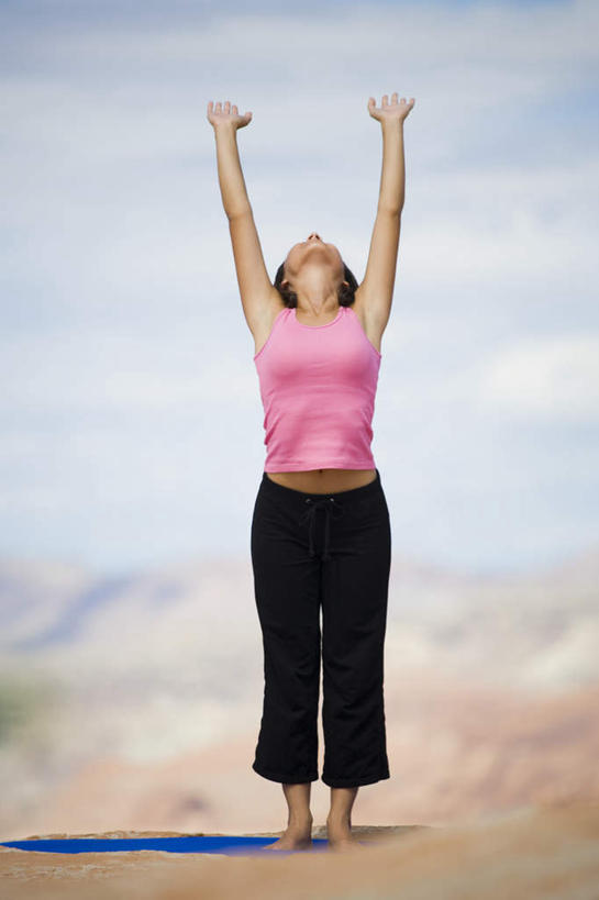 东方人,拳,一个人,站,举,竖图,室外,白天,正面,锻炼,瑜伽,运动,石头,亚洲,仅一个年轻女性,仅一个女性,仅一个人,阴影,服装,朦胧,模糊,光线,石子,毯子,影子,云,云朵,云彩,休闲装,黄种人,衣服,粉色,蓝色,白云,蓝天,天空,阳光,瑜伽垫,垫子,天,托,站着,休闲,休闲服,养生,服饰,晴朗,瑜伽毯,沉积岩,水成岩,体育,年轻女性,女人,女性,亚洲人,拳头,石块,岩石,晴空,举起,举手,举着,抬头,向上举,向上伸,向上托,仰头,站立,彩图,全身,健身