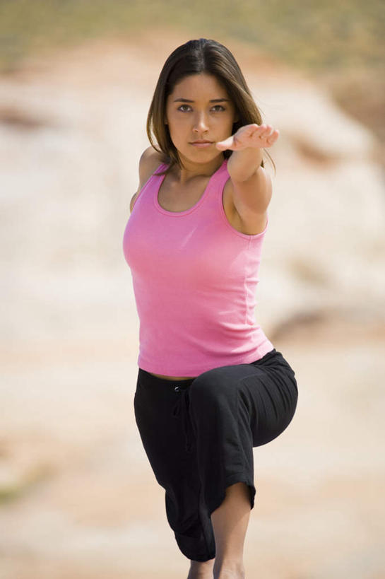 东方人,一个人,站,伸展双臂,竖图,室外,白天,正面,锻炼,瑜伽,运动,草地,石头,植物,亚洲,仅一个年轻女性,仅一个女性,仅一个人,服装,朦胧,模糊,石子,注视,休闲装,黄种人,草,衣服,粉色,绿色,观察,看,站着,休闲,休闲服,养生,服饰,观看,察看,关注,沉积岩,水成岩,体育,年轻女性,女人,女性,亚洲人,石块,岩石,敞开双臂,伸开双臂,展开双肩,站立,张开手臂,张开双臂,半身,彩图,健身