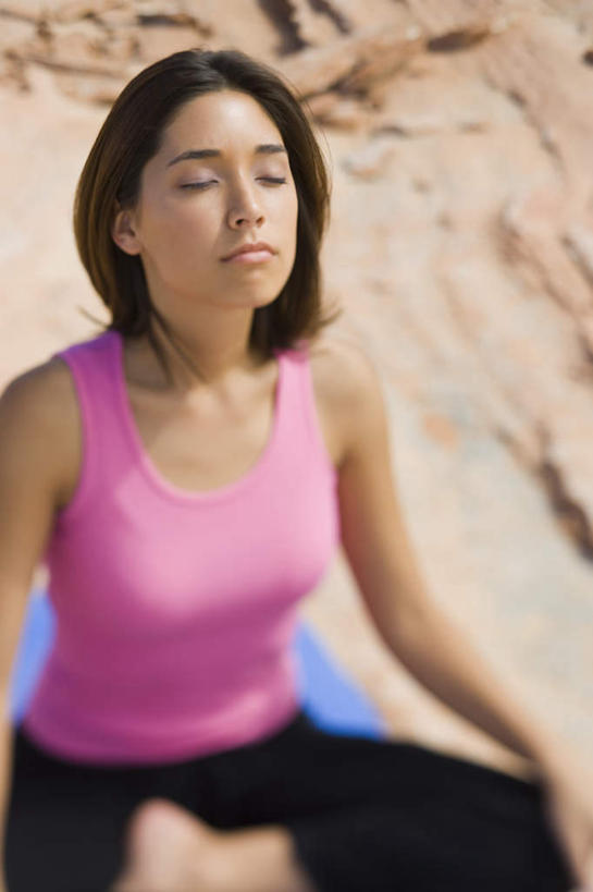 东方人,一个人,坐,闭眼,盘腿,竖图,俯视,室外,白天,锻炼,瑜伽,运动,石头,亚洲,仅一个年轻女性,仅一个女性,仅一个人,服装,石子,毯子,休闲装,黄种人,衣服,粉色,瑜伽垫,垫子,休闲,休闲服,养生,服饰,瑜伽毯,沉积岩,莲花式,水成岩,体育,年轻女性,女人,女性,亚洲人,石块,岩石,闭眼睛,闭着眼,闭着眼睛,盘腿而坐,盘膝,盘着腿的,盘着腿坐,双腿交叉,坐着,半身,彩图,高角度拍摄,健身