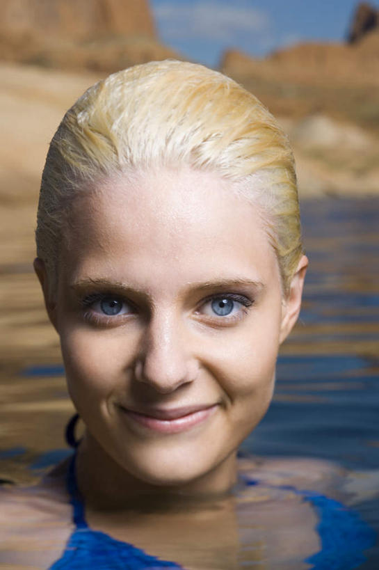 西方人,脸,头,脸颊,一个人,笑,微笑,竖图,室外,特写,白天,正面,泳装,比基尼,湖,湖泊,石头,山,山脉,水,欧洲,欧洲人,仅一个年轻女性,仅一个女性,仅一个人,阴影,光线,石子,影子,湖面,山顶,山峰,水流,水面,云,云朵,山峦,云彩,注视,蓝色,白云,蓝天,天空,阳光,湖水,群山,天,观察,看,晴朗,观看,察看,关注,沉积岩,颠峰,极峰,水成岩,年轻女性,女人,女性,白种人,头部,脸部,脸蛋,面部,石块,岩石,晴空,半身,彩图,三点式,泳衣