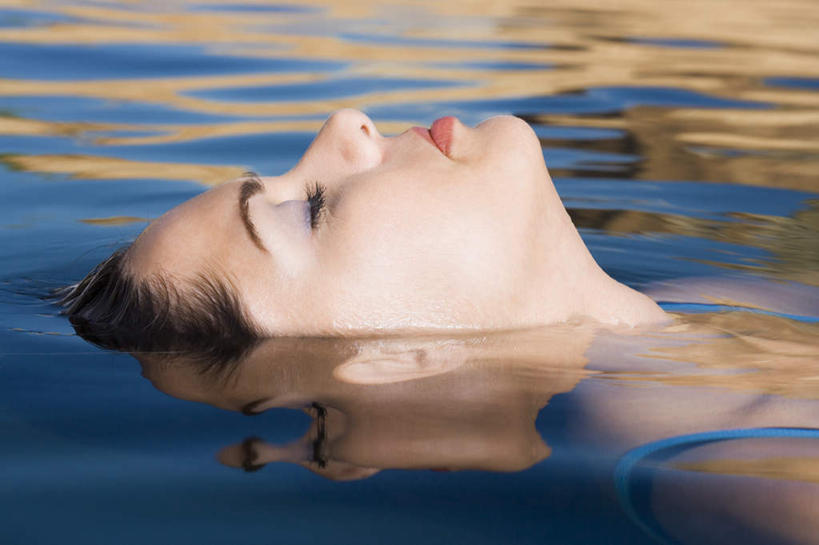 西方人,脸,头,脸颊,一个人,躺,闭眼,横图,室外,特写,白天,侧面,泳装,比基尼,湖,湖泊,水,欧洲,欧洲人,仅一个年轻女性,仅一个女性,仅一个人,湖面,水流,水面,蓝色,湖水,卧着,年轻女性,女人,女性,白种人,头部,脸部,脸蛋,面部,闭眼睛,闭着眼,闭着眼睛,躺着,卧,半身,彩图,三点式,泳衣