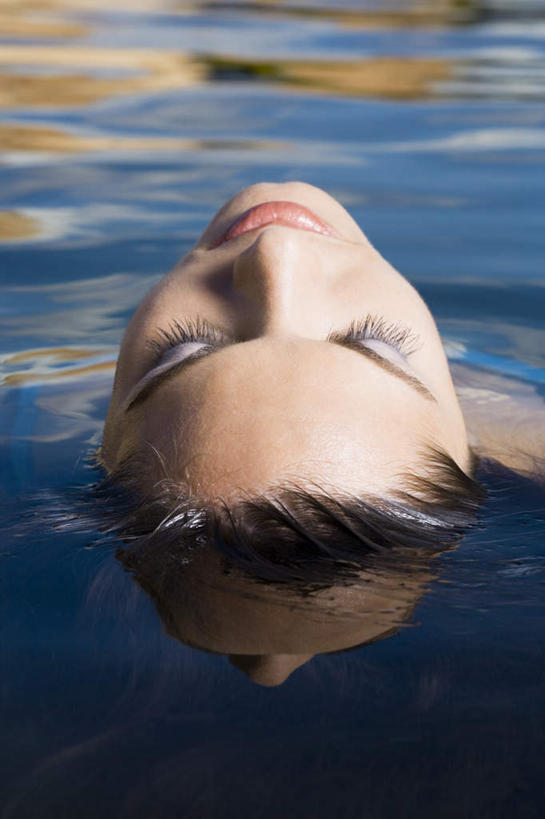 西方人,脸,头,脸颊,一个人,躺,闭眼,竖图,俯视,室外,特写,白天,湖,湖泊,水,欧洲,欧洲人,仅一个年轻女性,仅一个女性,仅一个人,湖面,水流,水面,湖水,卧着,年轻女性,女人,女性,白种人,头部,脸部,脸蛋,面部,闭眼睛,闭着眼,闭着眼睛,躺着,卧,半身,彩图,高角度拍摄