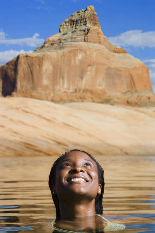 西方人,脸,头,脸颊,头发,一个人,笑,微笑,露齿笑,竖图,室外,特写,白天,正面,泳装,比基尼,湖,湖泊,石头,山,山脉,水,欧洲,非洲,黑人,欧洲人,仅一个年轻女性,仅一个女性,仅一个人,阴影,光线,石子,影子,湖面,山顶,山峰,水流,水面,云,云朵,山峦,云彩,注视,蓝色,黑色,白云,蓝天,天空,阳光,湖水,群山,天,观察,看,晴朗,观看,察看,关注,沉积岩,颠峰,极峰,水成岩,年轻女性,女人,女性,非洲人,头部,长发,直发,脸部,脸蛋,面部,石块,岩石,晴空,抬头,仰头,半身,彩图,三点式,泳衣