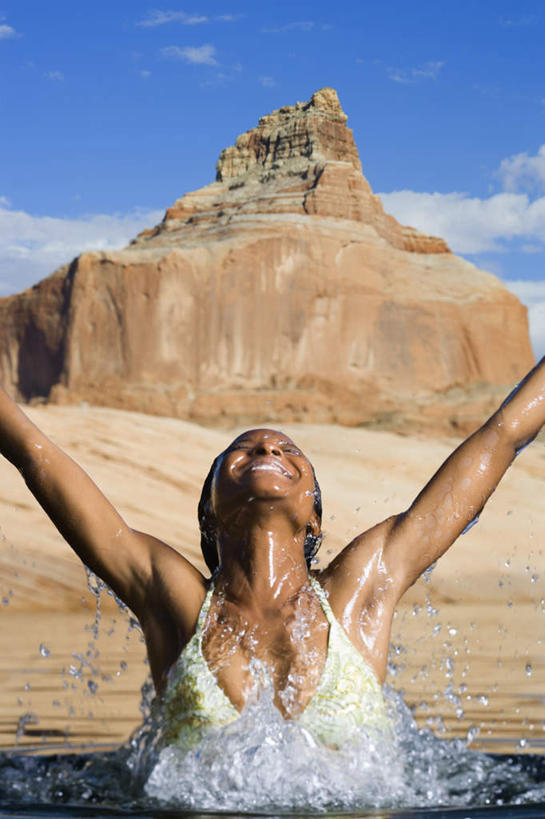 西方人,一个人,举,笑,微笑,露齿笑,竖图,室外,白天,正面,泳装,比基尼,湖,湖泊,石头,山,山脉,水,欧洲,非洲,黑人,欧洲人,仅一个年轻女性,仅一个女性,仅一个人,阴影,飞溅,溅,光线,石子,液体,影子,湖面,山顶,山峰,水滴,水流,水面,云,云朵,山峦,云彩,水珠,蓝色,白云,蓝天,天空,阳光,湖水,群山,天,托,晴朗,喷洒,沉积岩,颠峰,极峰,水成岩,年轻女性,女人,女性,非洲人,石块,岩石,晴空,举起,举手,举着,抬头,向上举,向上伸,向上托,仰头,半身,彩图,三点式,泳衣