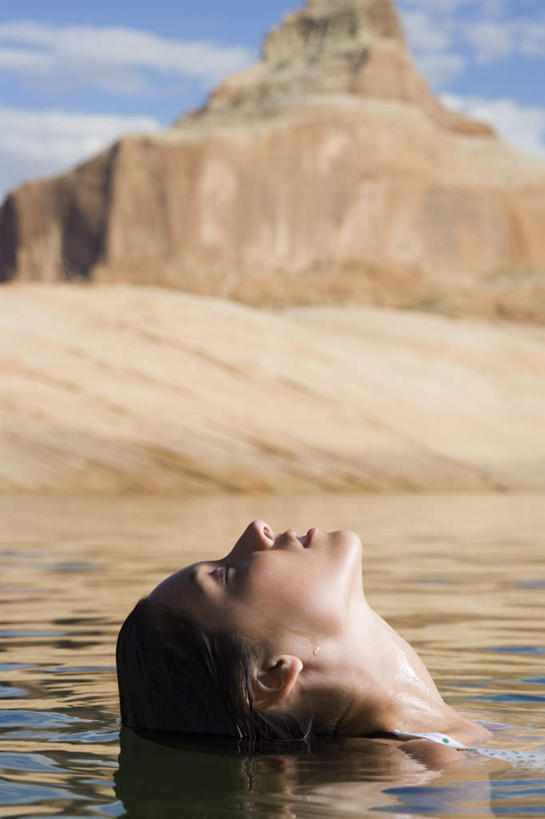 东方人,脸,头,脸颊,一个人,闭眼,竖图,室外,白天,侧面,泳装,比基尼,湖,湖泊,石头,山,山脉,水,亚洲,仅一个年轻女性,仅一个女性,仅一个人,阴影,光线,石子,影子,湖面,山顶,山峰,水流,水面,云,云朵,山峦,云彩,黄种人,蓝色,白云,蓝天,天空,阳光,湖水,群山,天,晴朗,沉积岩,颠峰,极峰,水成岩,年轻女性,女人,女性,亚洲人,头部,脸部,脸蛋,面部,石块,岩石,晴空,闭眼睛,闭着眼,闭着眼睛,抬头,仰头,半身,彩图,三点式,泳衣