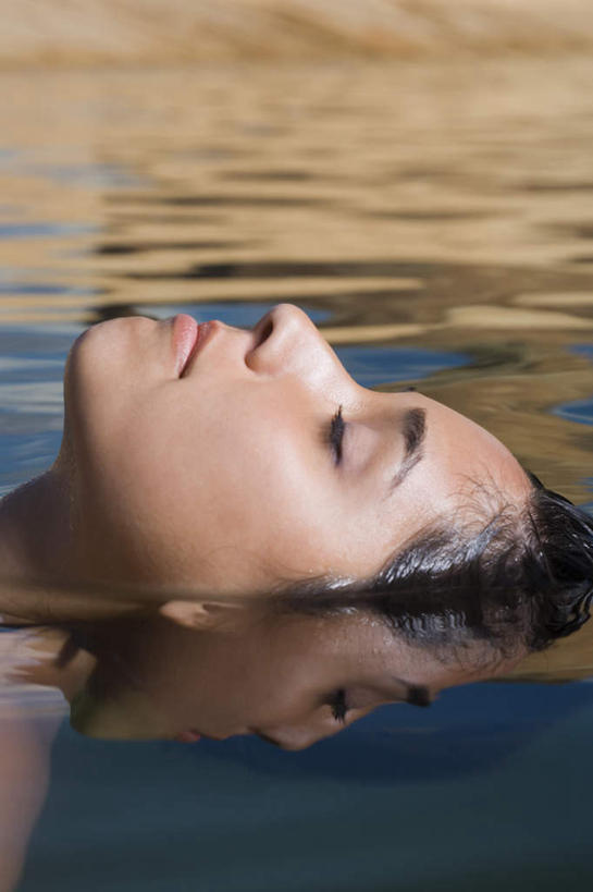 东方人,脸,头,脸颊,一个人,闭眼,竖图,俯视,室外,特写,白天,湖,湖泊,水,亚洲,仅一个年轻女性,仅一个女性,仅一个人,湖面,水流,水面,黄种人,倒影,湖水,倒映,反照,年轻女性,女人,女性,亚洲人,头部,脸部,脸蛋,面部,闭眼睛,闭着眼,闭着眼睛,抬头,仰头,半身,彩图,高角度拍摄