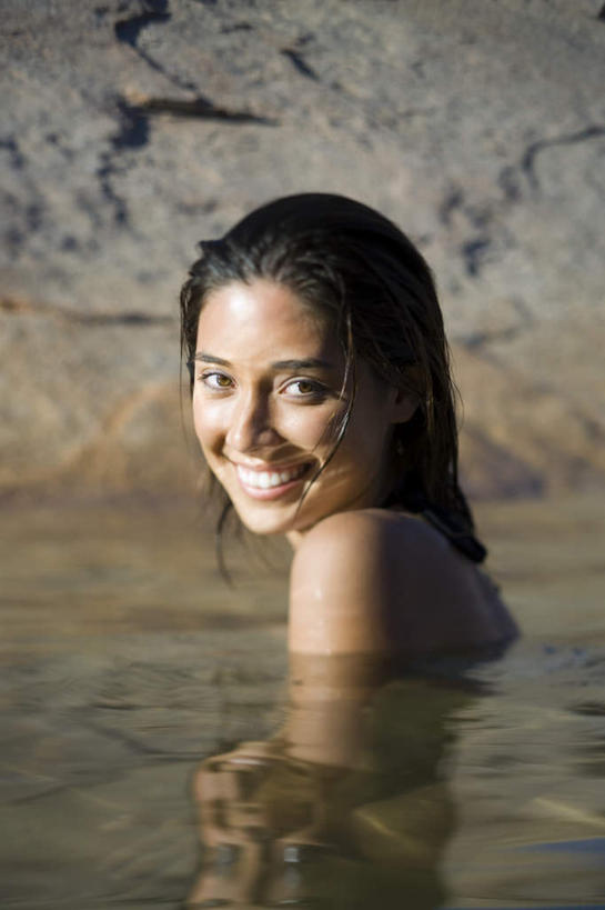 东方人,脸,头,脸颊,一个人,站,笑,微笑,露齿笑,竖图,室外,白天,侧面,湖,湖泊,石头,水,亚洲,仅一个年轻女性,仅一个女性,仅一个人,石子,湖面,水流,水面,扭头,注视,黄种人,肩膀,湖水,观察,看,站着,转头,观看,察看,关注,沉积岩,水成岩,年轻女性,女人,女性,亚洲人,头部,脸部,脸蛋,面部,石块,岩石,站立,半身,彩图