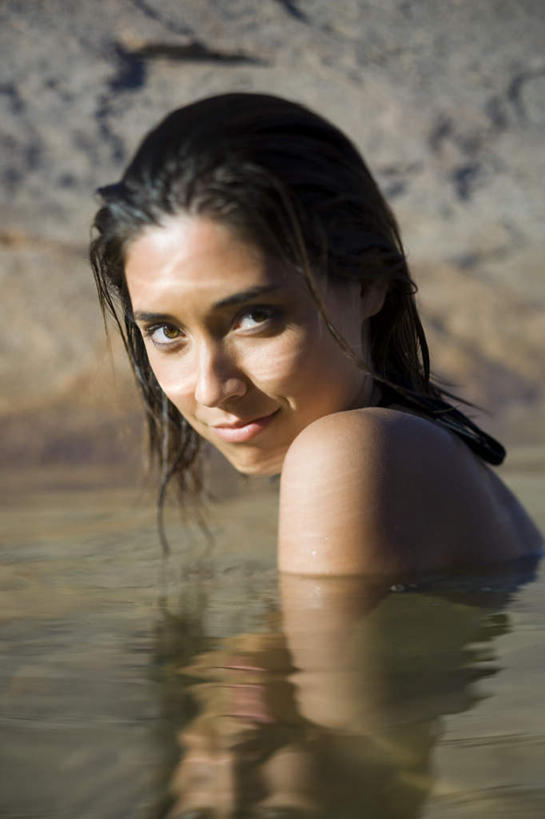 东方人,脸,头,脸颊,一个人,站,笑,微笑,露齿笑,竖图,室外,白天,侧面,湖,湖泊,石头,水,亚洲,仅一个年轻女性,仅一个女性,仅一个人,石子,湖面,水流,水面,扭头,注视,黄种人,肩膀,湖水,观察,看,站着,转头,观看,察看,关注,沉积岩,水成岩,年轻女性,女人,女性,亚洲人,头部,脸部,脸蛋,面部,石块,岩石,站立,半身,彩图