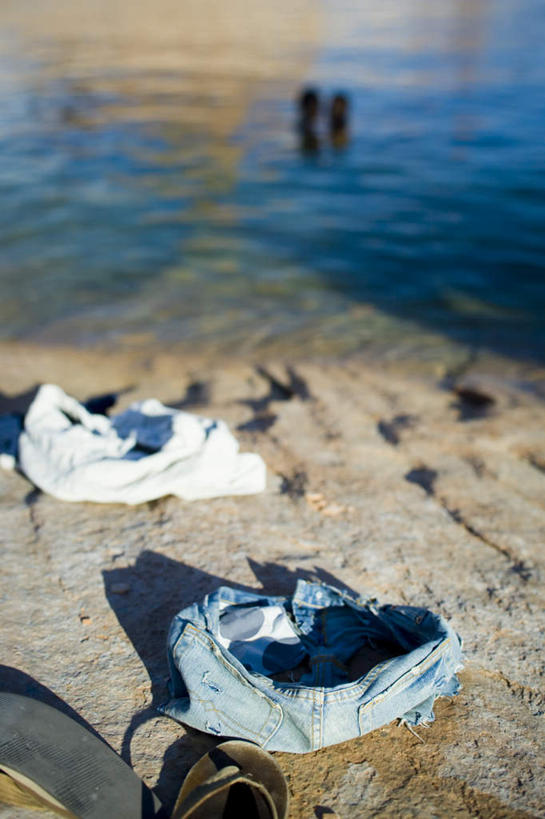 游泳,西方人,两个人,伙伴,朋友,竖图,俯视,室外,白天,凉鞋,友谊,湖,湖泊,石头,水,鞋子,欧洲,欧洲人,服装,石子,湖面,山顶,水流,水面,衣服,湖水,服饰,衣着,穿着,沉积岩,泅水,衣饰,颠峰,极峰,拍浮,水成岩,友情,年轻女性,女人,女性,白种人,石块,岩石,半身,彩图,高角度拍摄,夹趾拖鞋,人字拖,人字拖鞋