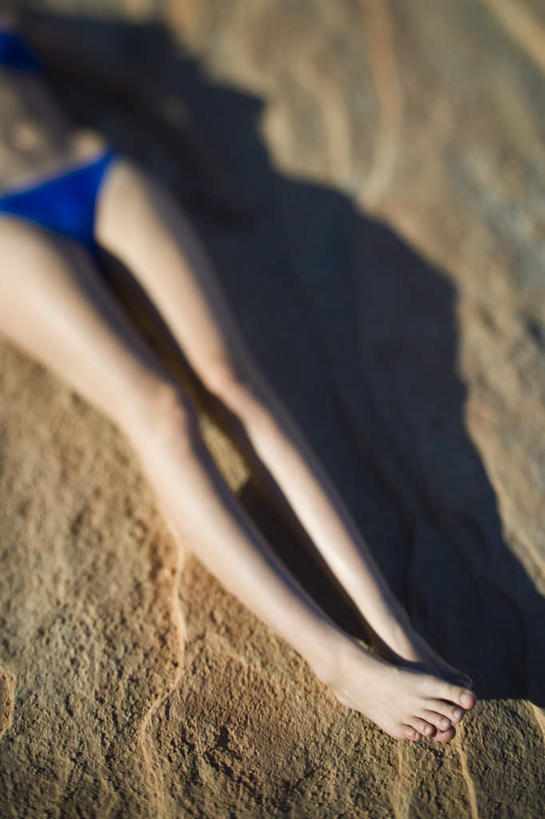 西方人,一个人,躺,竖图,俯视,室外,白天,泳装,比基尼,石头,沙滩,欧洲,欧洲人,仅一个年轻女性,仅一个女性,仅一个人,阴影,光线,沙子,石子,影子,河岸,河滩,沙地,蓝色,阳光,沉积岩,水成岩,卧着,年轻女性,女人,女性,白种人,石块,岩石,躺着,卧,半身,彩图,高角度拍摄,三点式,泳衣