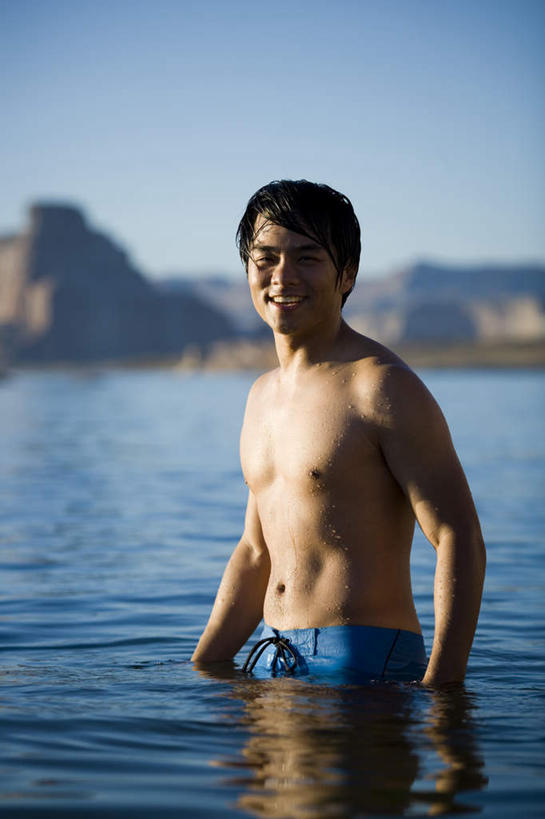 东方人,肌肉,健壮,一个人,站,笑,微笑,露齿笑,竖图,室外,白天,正面,湖,湖泊,石头,山,山脉,水,亚洲,仅一个男性,仅一个人,阴影,裤子,光线,石子,影子,湖面,山顶,山峰,水流,水面,山峦,注视,黄种人,裸露,仅一个年轻男性,蓝色,蓝天,天空,阳光,湖水,群山,天,观察,看,站着,健康,活力,力量,晴朗,观看,青春,察看,强壮,关注,裸,沉积岩,万里无云,颠峰,极峰,水成岩,男人,男性,年轻男性,亚洲人,石块,岩石,晴空,晴空万里,站立,半身,彩图