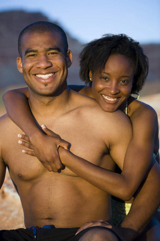 西方人,肌肉,健壮,两个人,坐,抱,笑,微笑,露齿笑,竖图,室外,白天,正面,爱情,石头,山,山脉,欧洲,非洲,黑人,欧洲人,阴影,光线,石子,影子,山峰,山峦,浪漫,注视,裸露,蓝色,蓝天,天空,阳光,群山,天,观察,看,健康,温暖,温馨,恩爱,活力,力量,恋人,晴朗,抱着,观看,青春,和睦,察看,搂着,强壮,关注,裸,沉积岩,万里无云,水成岩,男人,男性,年轻男性,年轻女性,女人,女性,非洲人,情侣,石块,岩石,晴空,晴空万里,怀抱,搂,搂抱,相抱,拥抱,坐着,半身,彩图,伴侣,融洽