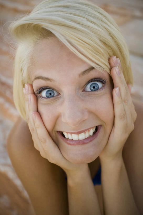 西方人,脸,头,脸颊,手,头发,一个人,摸,竖图,俯视,室外,特写,白天,石头,欧洲,欧洲人,双手,仅一个年轻女性,仅一个女性,仅一个人,抚摸,惊讶,石子,注视,黄色,观察,看,张嘴,手部,观看,惊奇,察看,关注,张大嘴巴,沉积岩,水成岩,年轻女性,女人,女性,白种人,头部,直发,脸部,脸蛋,面部,石块,岩石,张开嘴,触摸,接触,半身,彩图,高角度拍摄,短发