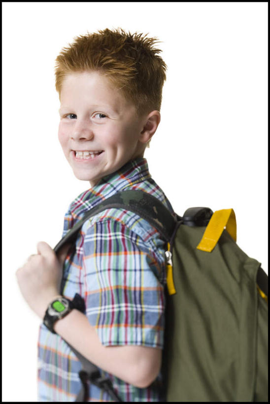 西方人,儿童,一个人,站,笑,微笑,露齿笑,竖图,室内,白天,白色背景,侧面,纯洁,欧洲,欧洲人,仅一个男性,仅一个人,握,服装,时间,包,时钟,手表,书包,计时,扭头,注视,休闲装,一个,小孩,衣服,背包,钟表,观察,看,站着,转头,仅一个小孩,休闲,休闲服,表,可爱,童年,童趣,握着,摄影,服饰,影棚,单个,观看,腕表,察看,关注,童真,烂漫,无邪,天真,男孩,男人,男性,白种人,孩子,钟,站立,半身,彩图,影棚拍摄,拍摄,双肩包,男生