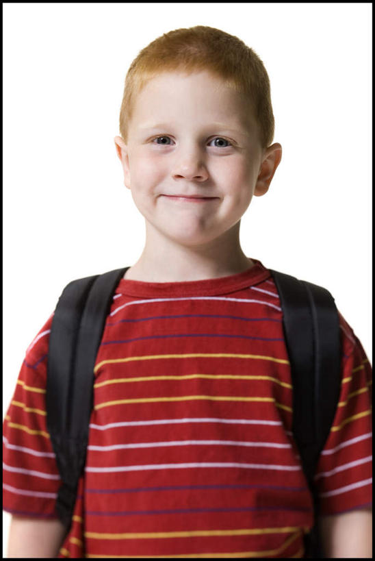 西方人,儿童,一个人,站,笑,微笑,竖图,室内,白天,白色背景,正面,纯洁,欧洲,欧洲人,仅一个男性,仅一个人,服装,包,书包,注视,休闲装,一个,小孩,衣服,背包,观察,看,站着,仅一个小孩,休闲,休闲服,可爱,童年,童趣,摄影,服饰,影棚,单个,观看,察看,关注,童真,烂漫,无邪,天真,男孩,男人,男性,白种人,孩子,站立,半身,彩图,影棚拍摄,拍摄,双肩包,男生