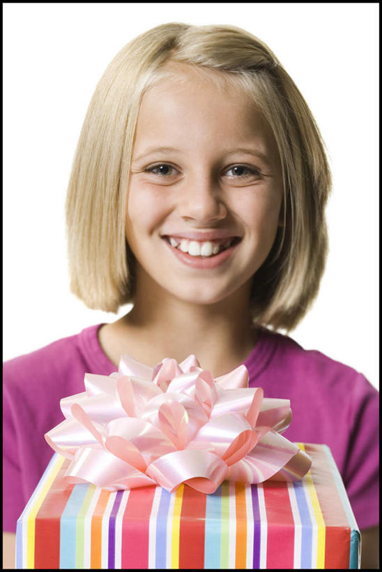 西方人,儿童,脸,头,脸颊,头发,一个人,站,捧,笑,微笑,露齿笑,竖图,室内,特写,白天,白色背景,正面,纯洁,礼盒,礼物,欧洲,欧洲人,仅一个女性,仅一个人,服装,丝绸,丝带,纸盒,缎带,注视,休闲装,肩膀,绸带,盒子,一个,小孩,衣服,粉色,包装盒,礼品盒,观察,看,站着,仅一个小孩,休闲,休闲服,金色,可爱,童年,童趣,摄影,服饰,礼品,影棚,单个,观看,察看,关注,童真,烂漫,无邪,天真,女孩,女人,女性,白种人,孩子,头部,直发,脸部,脸蛋,面部,端,端着,捧着,手捧,站立,半身,彩图,影棚拍摄,拍摄,短发,女生