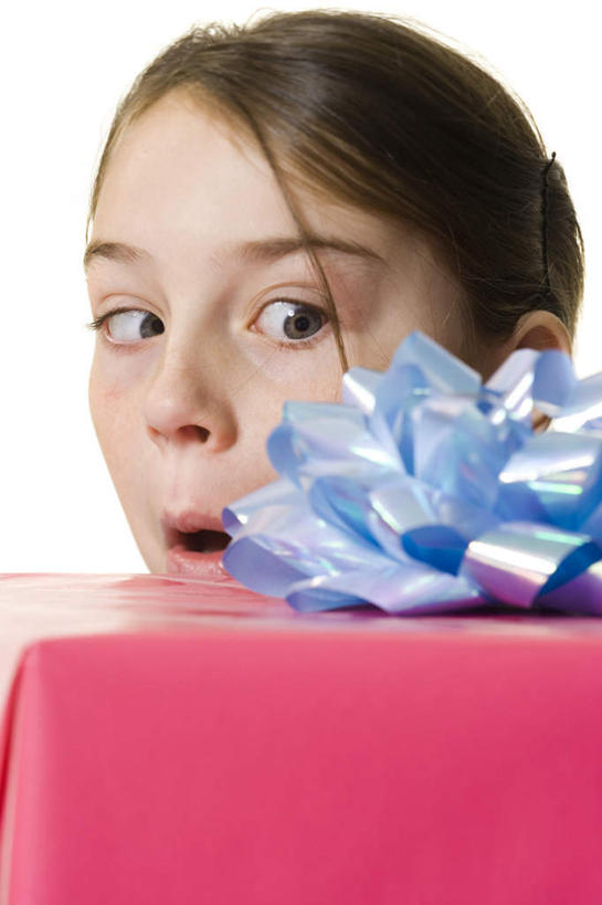 西方人,儿童,脸,头,脸颊,一个人,竖图,室内,特写,白天,白色背景,正面,纯洁,礼盒,礼物,欧洲,欧洲人,仅一个女性,仅一个人,服装,惊讶,丝绸,丝带,纸盒,缎带,注视,休闲装,绸带,盒子,一个,小孩,衣服,粉色,蓝色,包装盒,礼品盒,观察,看,张嘴,仅一个小孩,休闲,休闲服,可爱,童年,童趣,摄影,服饰,礼品,影棚,单个,观看,惊奇,察看,关注,张大嘴巴,童真,烂漫,无邪,天真,女孩,女人,女性,白种人,孩子,头部,脸部,脸蛋,面部,张开嘴,半身,彩图,影棚拍摄,拍摄,女生