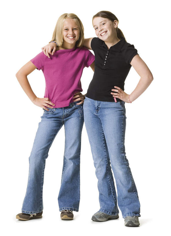 西方人,儿童,两个人,伙伴,朋友,站,笑,微笑,露齿笑,竖图,室内,白天,白色背景,正面,友谊,纯洁,欧洲,欧洲人,服装,裤子,注视,牛仔裤,休闲装,手叉腰,小孩,衣服,叉腰,观察,看,站着,休闲,休闲服,可爱,童年,童趣,搭,摄影,服饰,影棚,观看,察看,搭着,关注,童真,烂漫,无邪,天真,友情,女孩,女人,女性,白种人,站立,彩图,全身,影棚拍摄,拍摄,女生