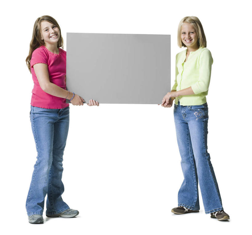 西方人,儿童,两个人,伙伴,朋友,站,捧,笑,微笑,露齿笑,横图,室内,白天,白色背景,正面,友谊,纯洁,指示牌,欧洲,欧洲人,服装,裤子,标志,广告牌,注视,牛仔裤,休闲装,标识,小孩,衣服,蓝色,灰色,观察,看,站着,休闲,休闲服,可爱,童年,童趣,摄影,服饰,影棚,观看,察看,关注,童真,烂漫,无邪,天真,友情,女孩,女人,女性,白种人,端,端着,捧着,手捧,站立,彩图,全身,影棚拍摄,拍摄,女生