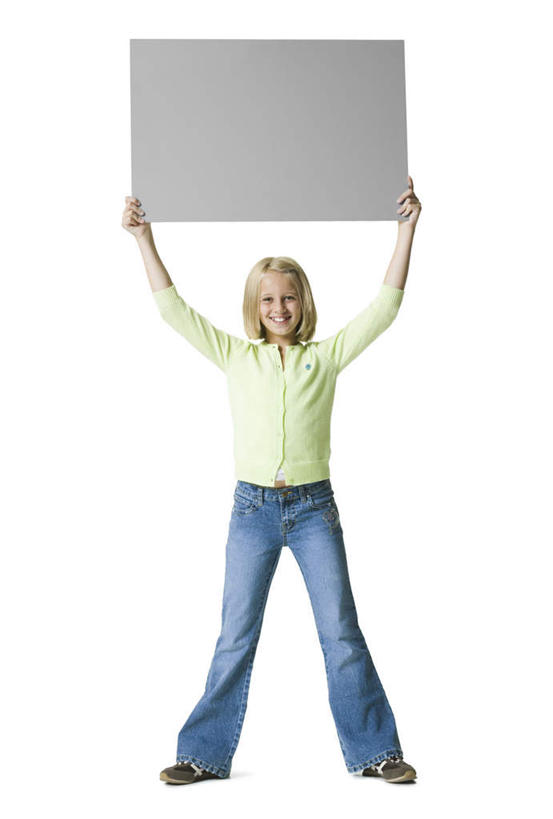 西方人,儿童,一个人,举,笑,微笑,露齿笑,竖图,室内,白天,白色背景,正面,纯洁,指示牌,欧洲,欧洲人,仅一个女性,仅一个人,握,服装,标志,广告牌,注视,休闲装,标识,小孩,衣服,灰色,观察,看,托,仅一个小孩,休闲,休闲服,可爱,童年,童趣,握着,摄影,服饰,影棚,观看,察看,关注,童真,烂漫,无邪,天真,女孩,女人,女性,白种人,孩子,举起,举手,举着,向上举,向上伸,向上托,彩图,全身,影棚拍摄,拍摄,女生