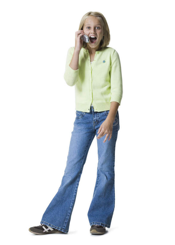 西方人,儿童,一个人,站,打电话,竖图,室内,白天,白色背景,正面,纯洁,电话,手机,欧洲,欧洲人,仅一个女性,仅一个人,握,服装,裤子,注视,牛仔裤,休闲装,通讯设备,小孩,衣服,蓝色,观察,看,站着,张嘴,仅一个小孩,休闲,休闲服,可爱,童年,童趣,握着,摄影,服饰,影棚,观看,察看,关注,张大嘴巴,童真,烂漫,无邪,一部,交流,天真,女孩,女人,女性,白种人,孩子,张开嘴,沟通,通话,站立,彩图,全身,影棚拍摄,拍摄,女生